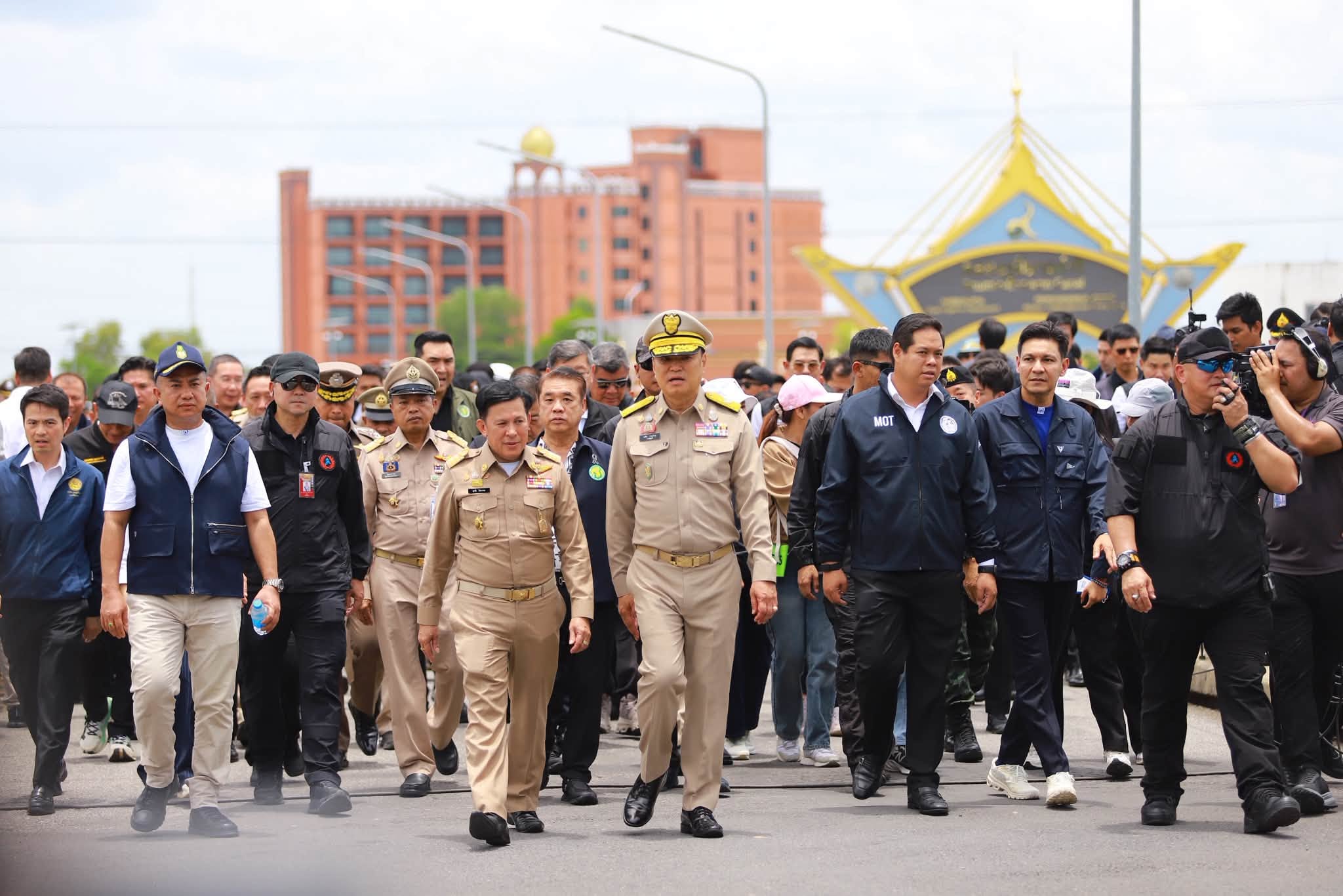 title - เลขาธิการ ส.ป.ก. พร้อมคณะ ร่วมลงพื้นที่กับคณะนายกรัฐมนตรี ติดตามการบริหารจัดการน้ำ เพิ่มศักยภาพระบายน้ำ ลดเสี่ยงน้ำท่วมหาดใหญ่ 